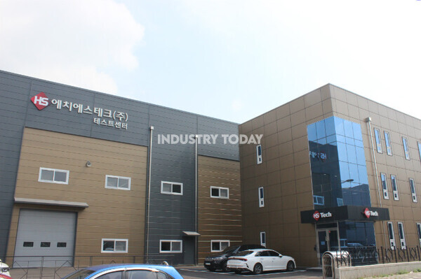 에치에스테크는 업계 최고수준의  마이크로파우더 테스트센터를 운영하며, 다양한 산업분야의 경험과 전문기술인력을 바탕으로 고객사의 가장 효율적인 분체수탁가공 서비스를 제공하고 있다.