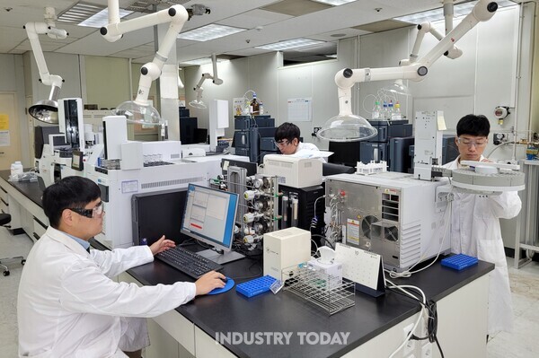 대전 애경케미칼 연구소에서 연구원들이 R&D활동에 매진하고 있다
